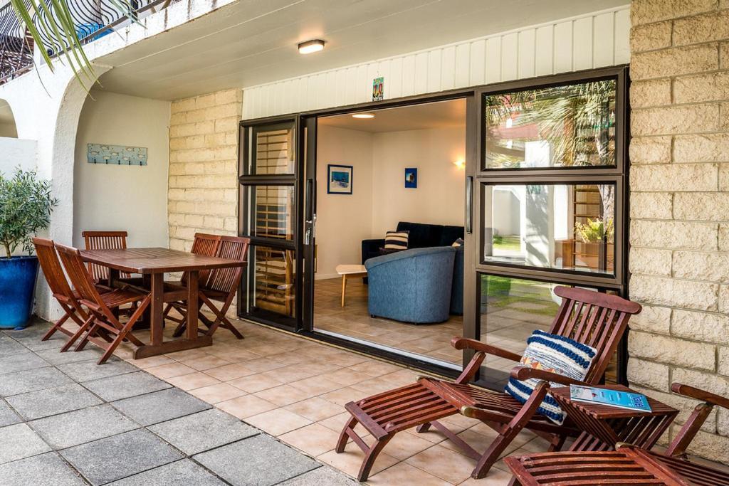 Onetangi Beach Apartments Eksteriør billede